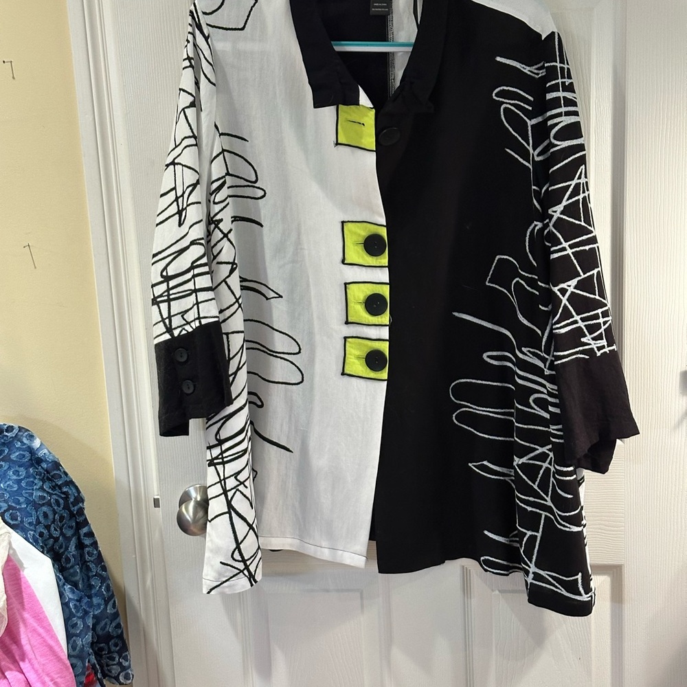 Black and White Abstract Button-Up Jacket/tunic